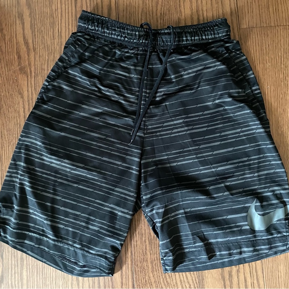 Nike Men’s Dry-Fit basketball shorts size small